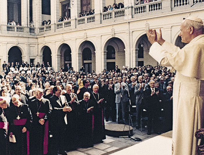 Imagen de archivo de visita del Papa Juan Pablo II a la UC