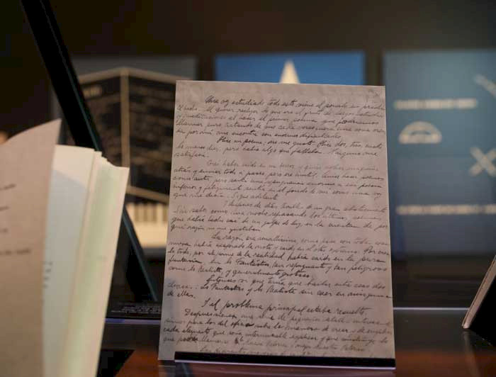 Una carta escrita a mano por una persona, en una exhibición.