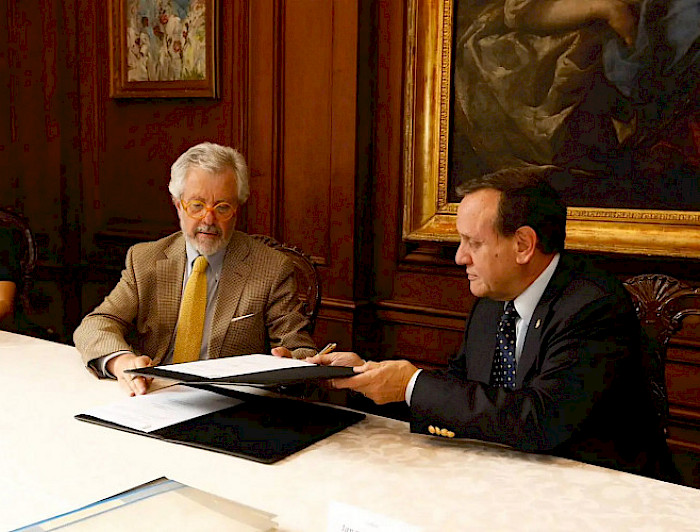 Rector Ignacio Sánchez firmando convenio con el presidente de la Fundación Crítica y Celebración, Cristián Undurraga.