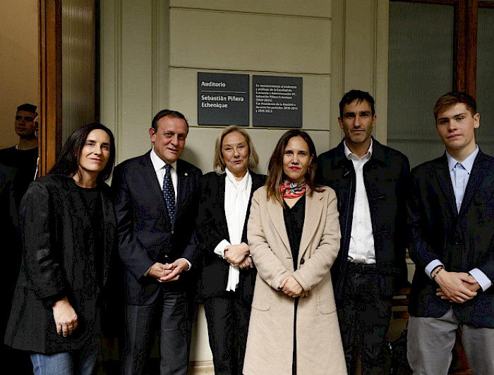 Rector Ignacio Sánchez junto a familiares del expresidente Sebastián Piñera. Foto: César Cortés