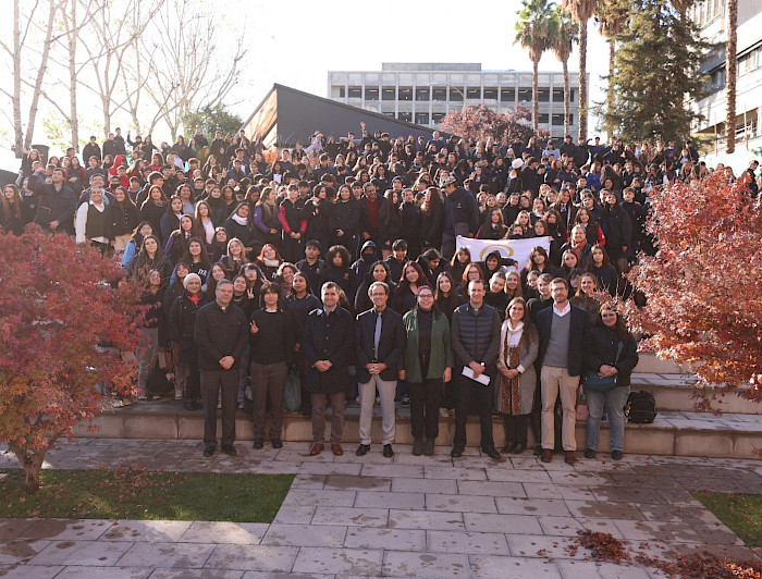 El rector Juan Carlos de la Llera junto a escolares