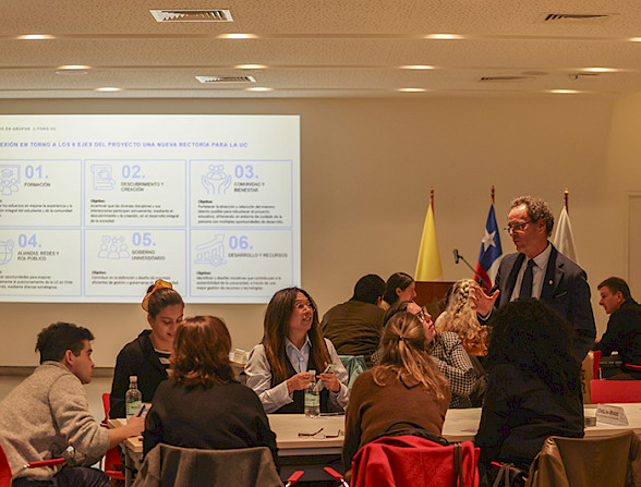 Rector Juan Carlos de la Llera en Foro UC