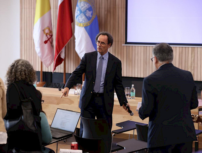 Rector Juan Carlos de la Llera durante el Foro UC