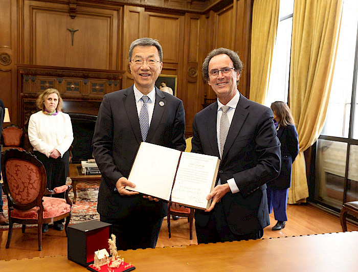 Ministro Huai Jinpeng y rector Juan Carlos de la Llera