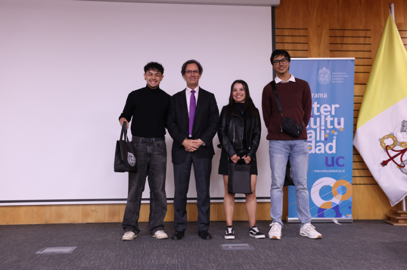 Embajadores de la interculturalidad junto al rector Juan Carlos de la Llera