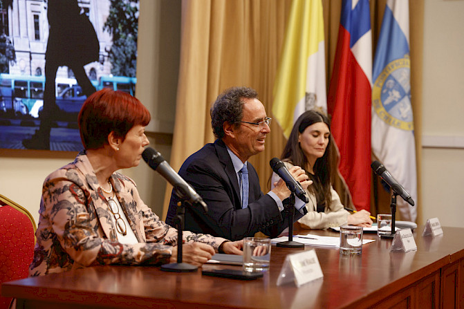 Rector Juan Carlos de la Llera, Mariane Krause, y Marisol Urrutia