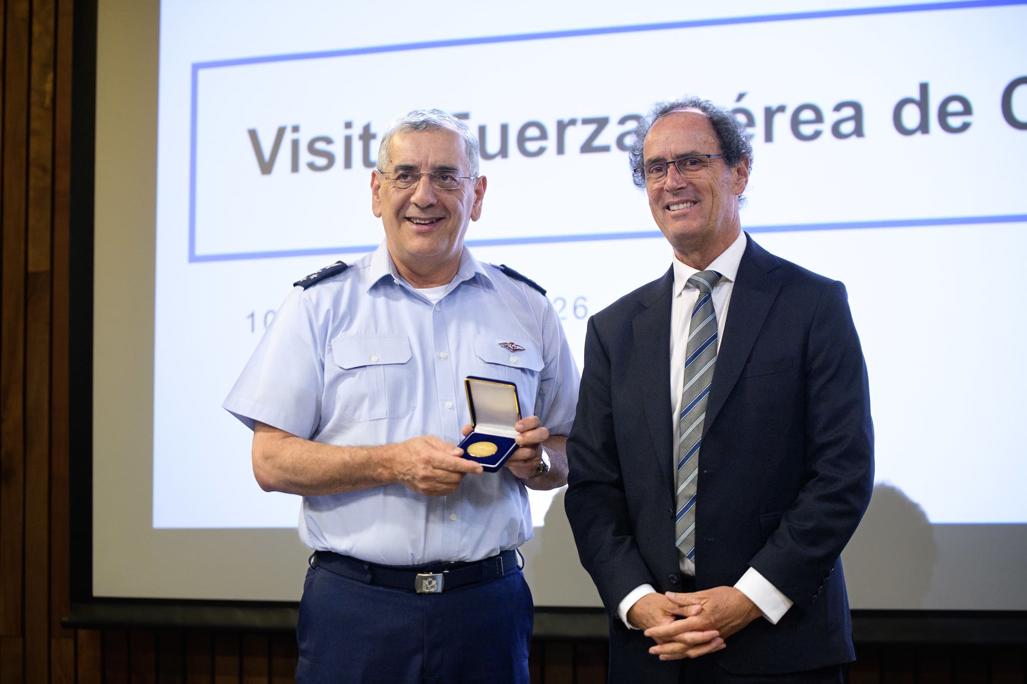 General del Aire Hugo Rodríguez junto al rector Juan Carlos de la Llera