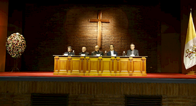Rector Juan Carlos de la Llera, cardenal Fernando Chomali, monseñor Kurian Mathew Vayalunkal, Pbro. Osvaldo Fernández de Castro y cardenal José Tolentino de Mendonça,