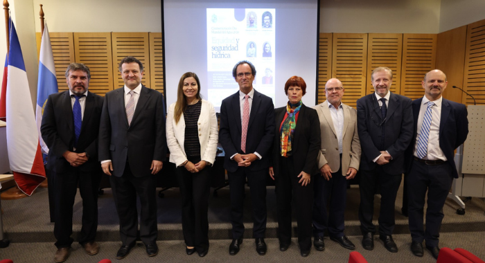 El rector Juan Carlos de la Llera junto a autoridades, académicos y especialistas