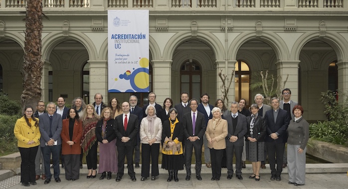 Foto grupal de pares evaluadores y autoridades UC