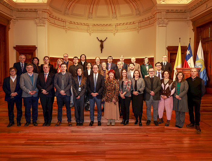 Profesores reconocidos juntos al rector