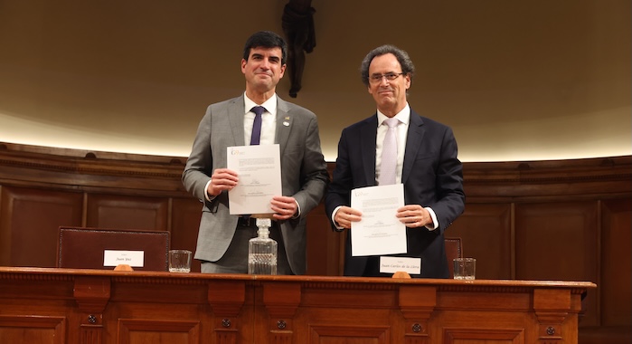 Juan Yuz y el rector Juan Carlos de la Llera