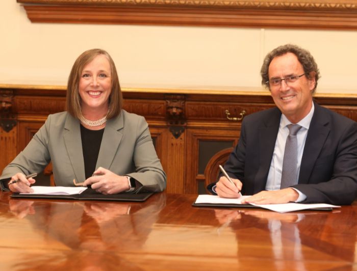 Megan Prindiville y el rector Juan Carlos de la Llera